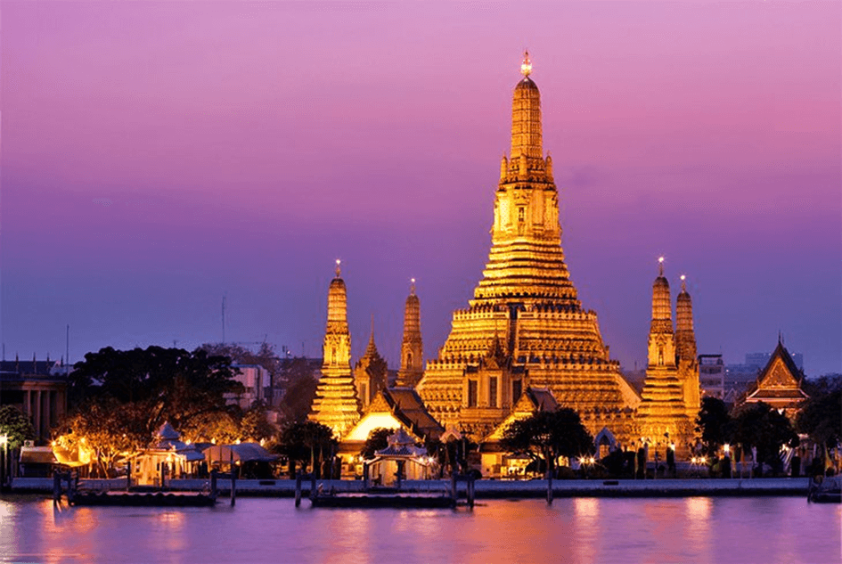 A stunning view of Wat Arun, the Temple of Dawn, illuminated against a vibrant purple sunset sky in Bangkok, Thailand. Santa Fe Relocation helps individuals and families move seamlessly to cultural and historic destinations like Bangkok, making international transitions smooth and stress-free.